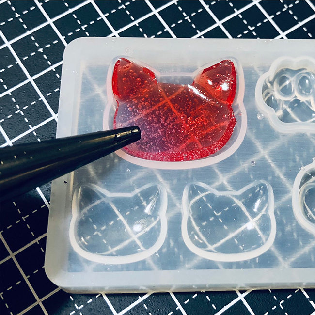 レジン液で作るハンドメイドアクセサリー！真紅の桜猫の作り方  SHAREO