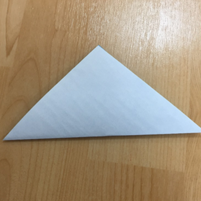 裏が見えるように三角に折ります。