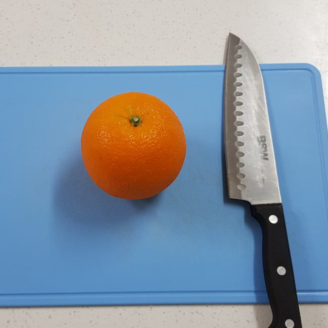 材料、オレンジ１個、まな板、包丁（果物ナイフでもOKです。）