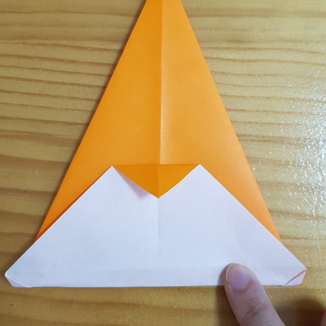 折った三角の上の部分を下に折ります。