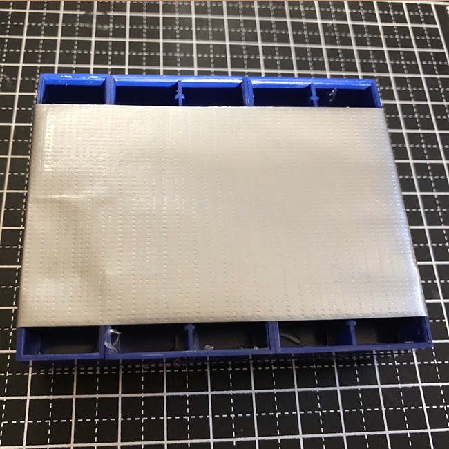 ブロックを裏返して、養生テープを貼ります。