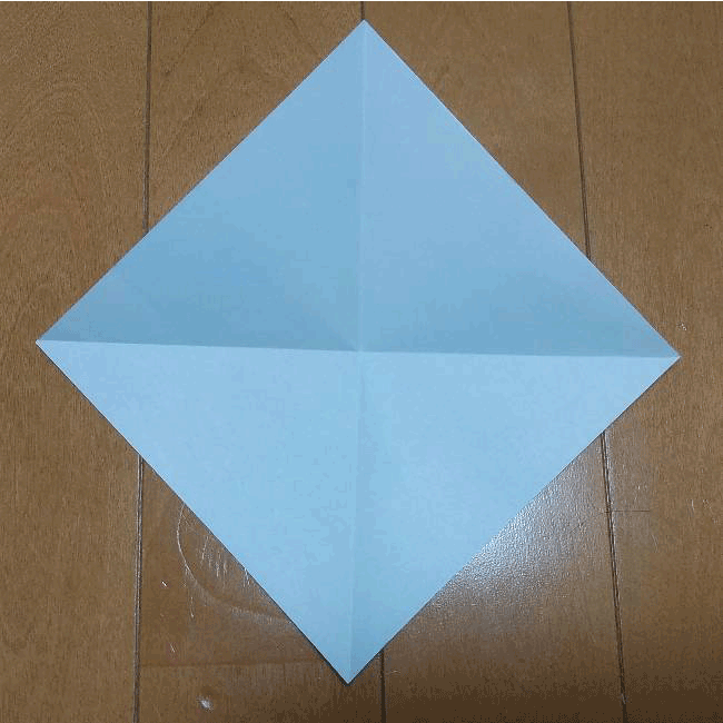 十字ができるように２回三角形を折って広げてください。