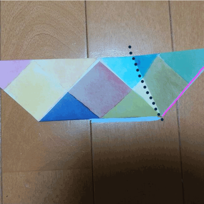 点線部分で折り、ピンクの線が青の線に重なるように折ってください。