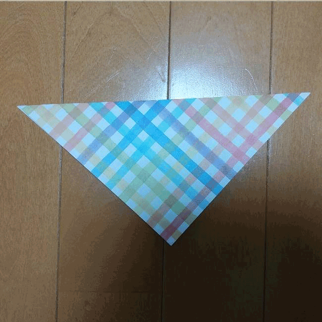 三角に折ります。