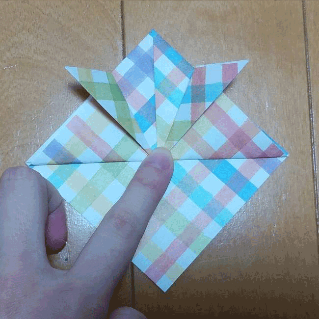 点線で折って、角の部分を作ります。