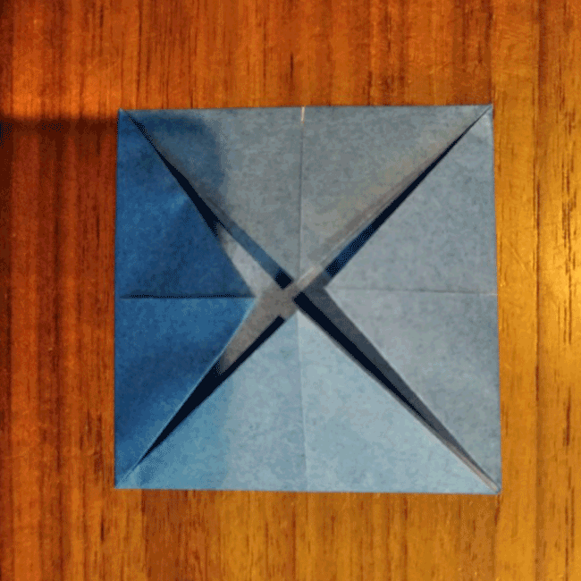 ４つの角から中央に向かって折ります。