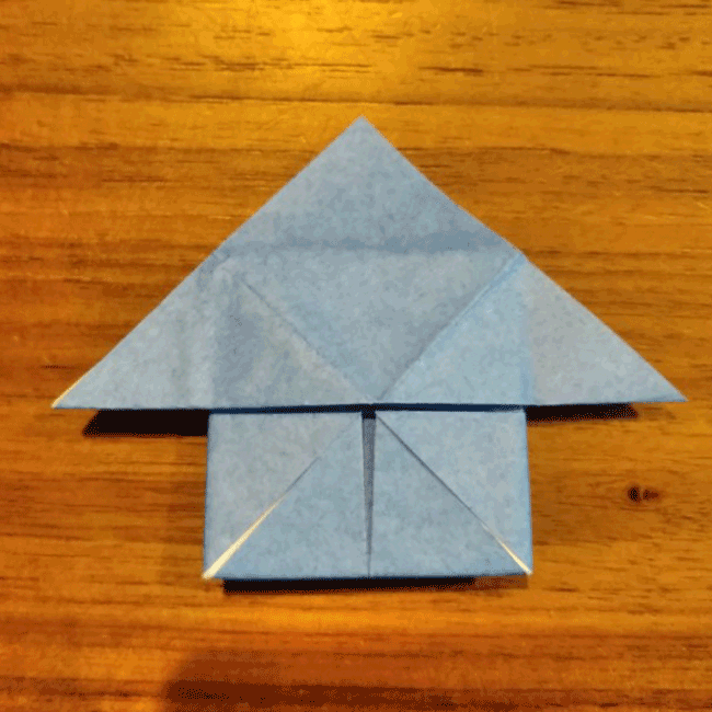 上部を広げて、大きい三角を作るように折ります。