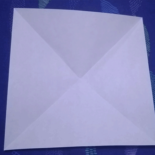 角を合わせて折り、折り線を作ります。