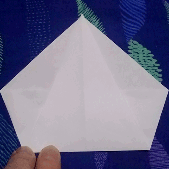 下から上に半分に折り、折り線を作ります。