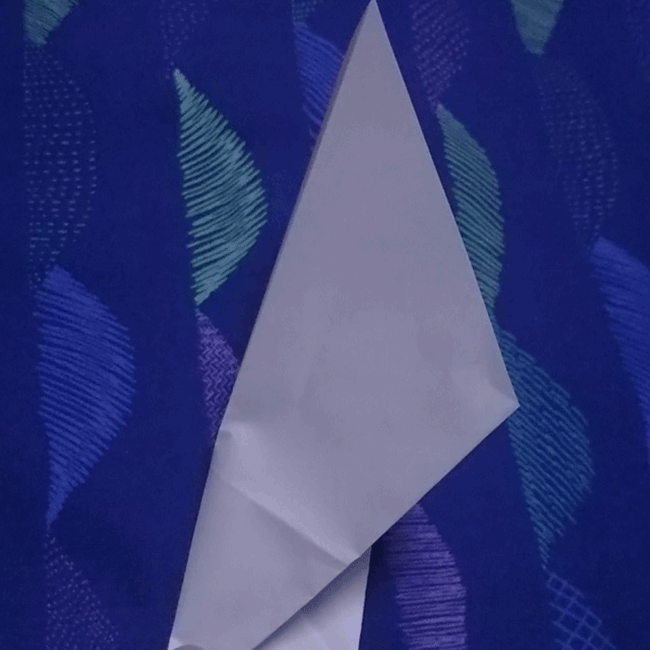 下に出来た三角形の辺に向かって矢印のように左右を折り、折り線を付けます。