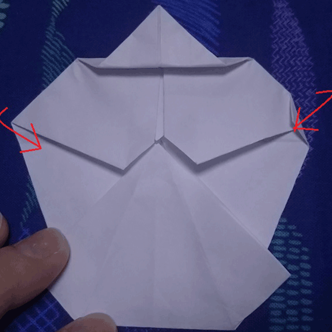 矢印のように角を少し折ります。反対側も同様に折ります。