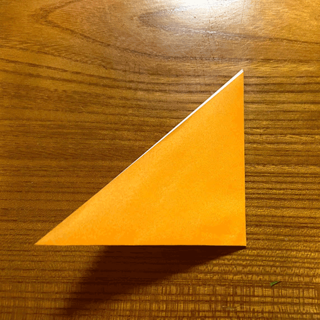 もう一回三角に折ります。