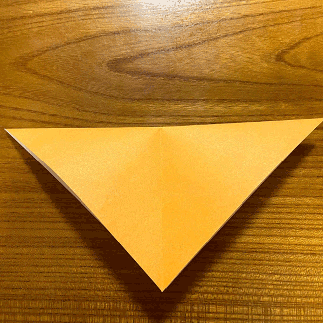 上から下に、三角に折ります。