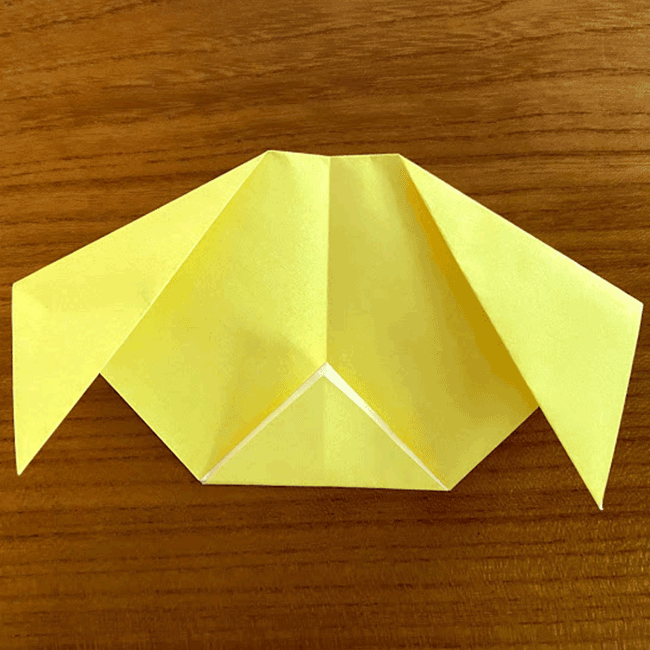 口になる部分です。折り紙の下の部分を上に折り、丸い輪郭を作ります。