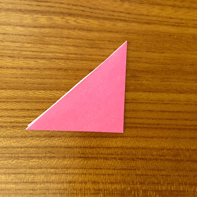 三角に２回折って、折り目を付けます。