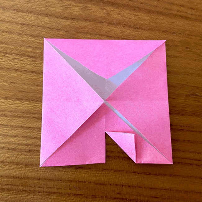 切り込んだところを三角形に折ります。