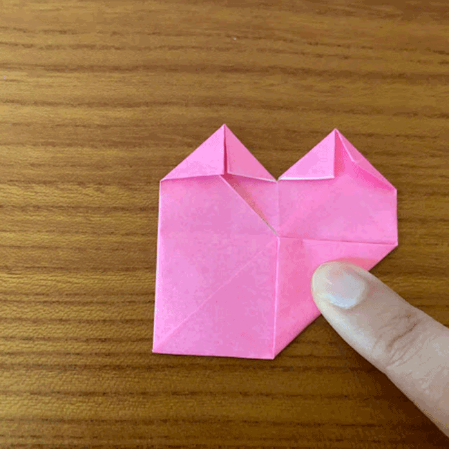 折り紙の上下を回転させて、ハートの下の部分を折ります。
