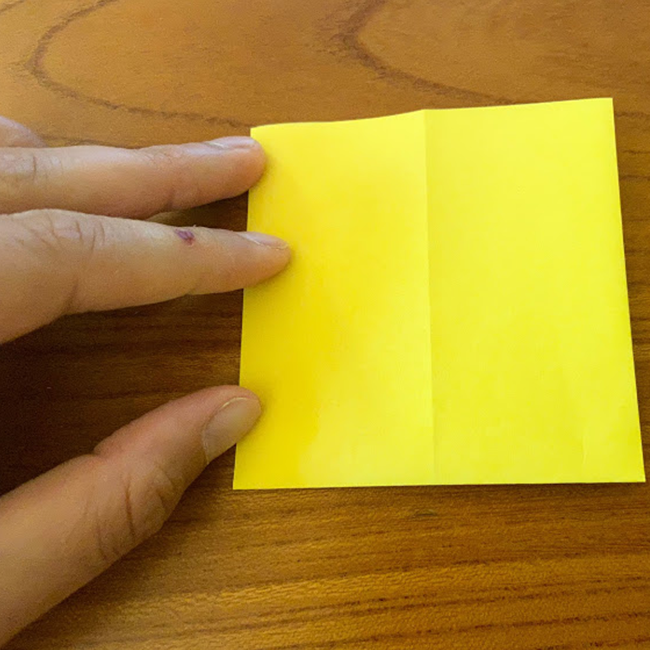 折り紙を縦にして、半分に折ります。