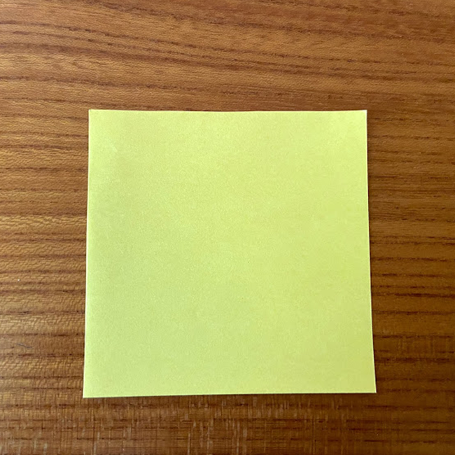 黄色の４分の１サイズの折り紙を用意します。