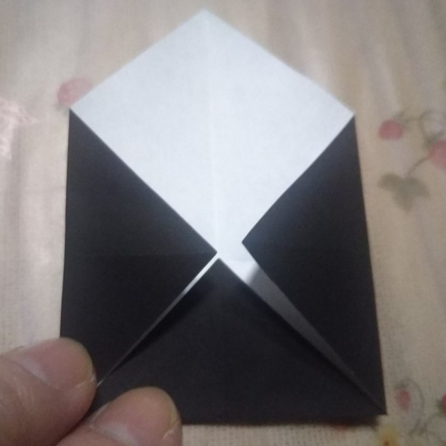 次に４分の１サイズの折り紙で、耳を作っていきます。