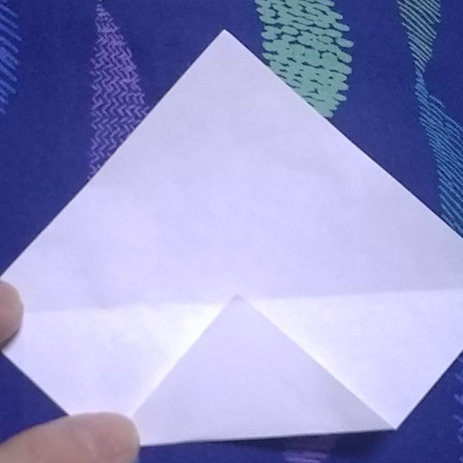 次は４分の１サイズの白い折り紙を使い、足の部分を作っていきます。