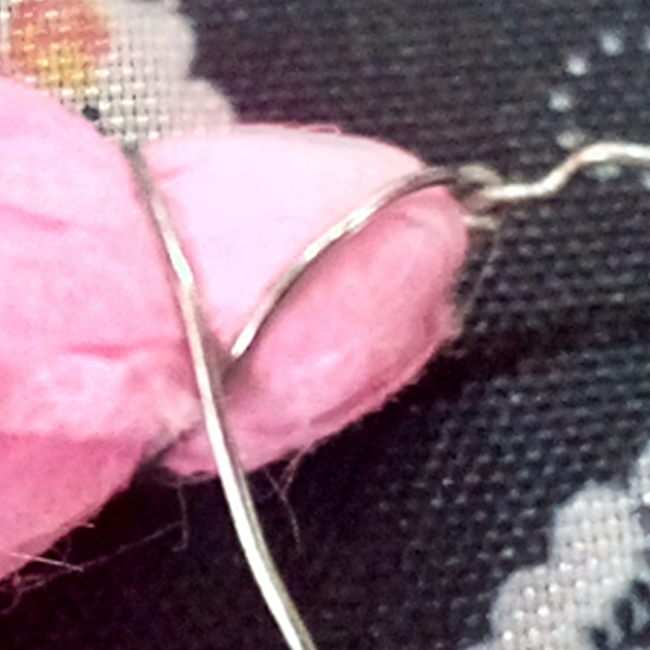 不織布の下部分をワイヤーで巻いてまとめ、カーネーションのガクの部分を作ります。