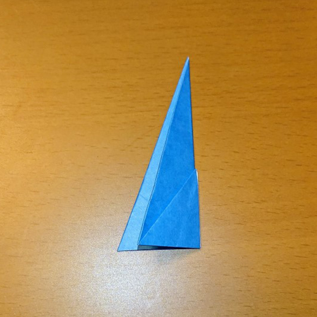 外側に小さな三角形ができるように半分に折ります。