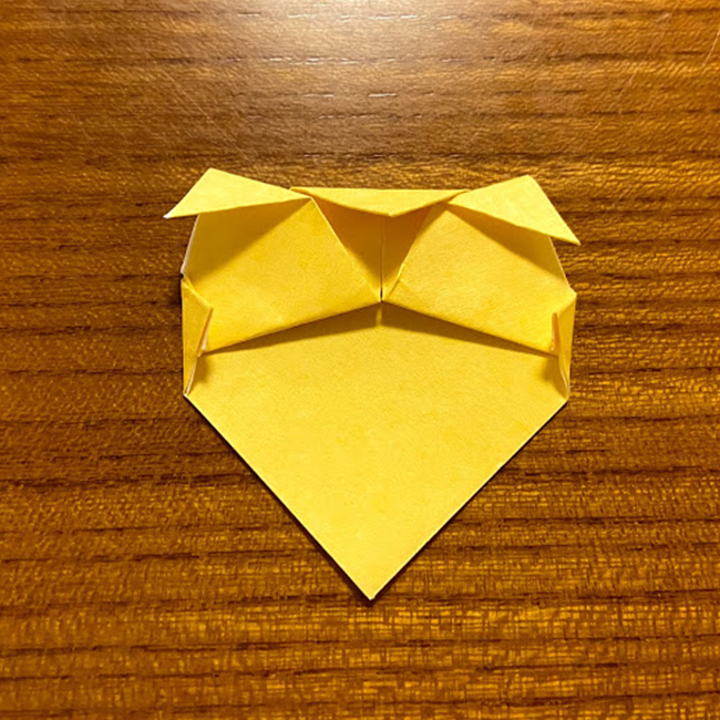 折り紙の左右の角も三角に折ります。ねこのまあるい輪郭をイメージして…♪