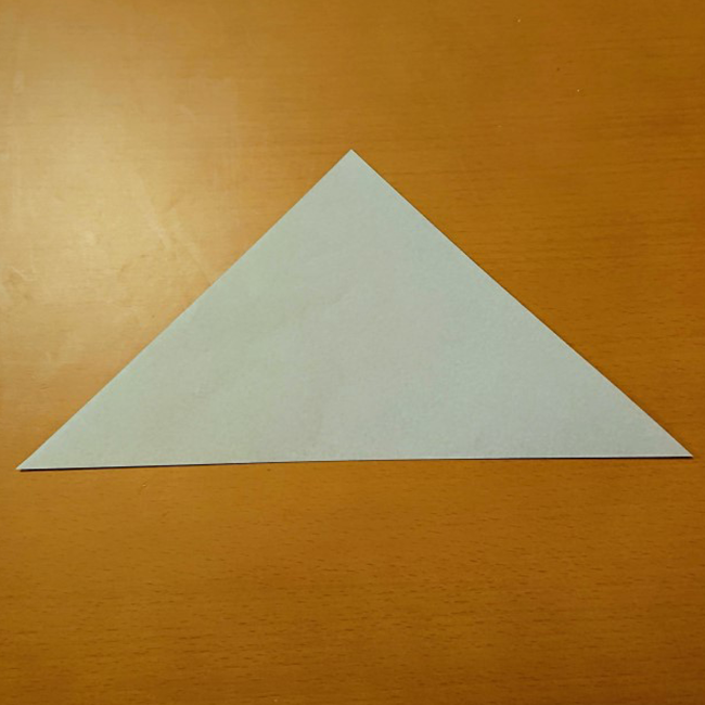 三角に半分に折ります。