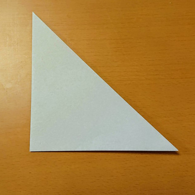 さらにもう一度三角に折ります。