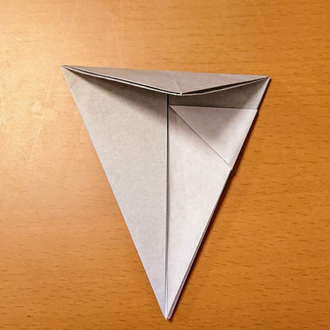 上側の三角の部分を手前に折ります。