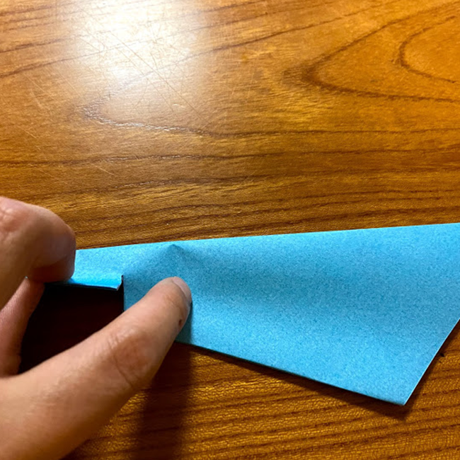 真ん中の線に合わせて半分に折り、手順５で折った線を１センチほど切ります。