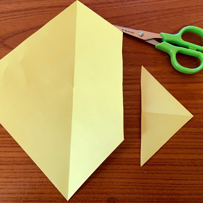 手順５で折った小さな三角を切ります。