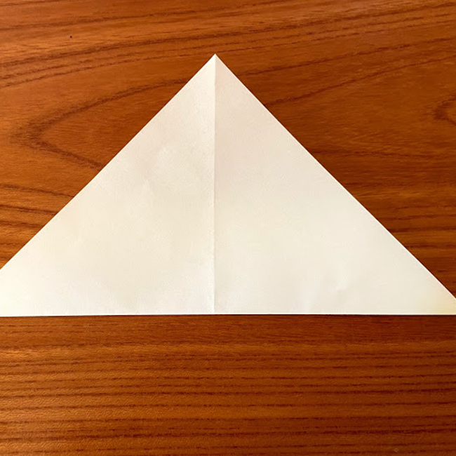 三角に折ります。