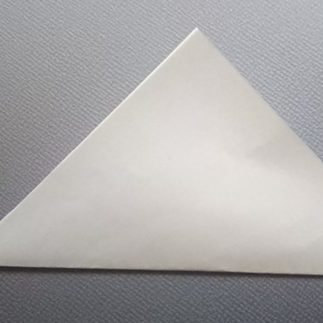 三角形に折り、折り目を付けます。
