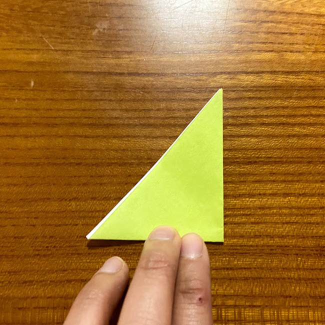 さらに三角に折ります。