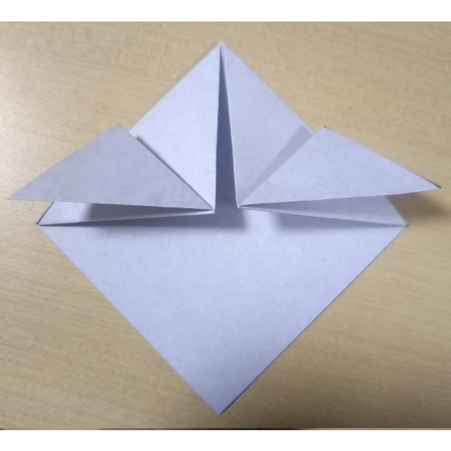 図のように三角形に折ります。反対側も同じく折ります。