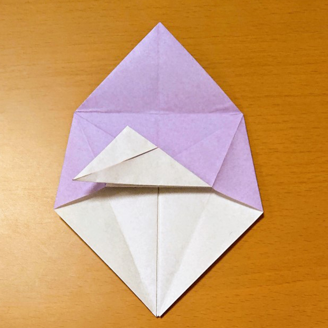 折ってできた三角形の辺を下の辺に合わせて折り、折り目をつけます。