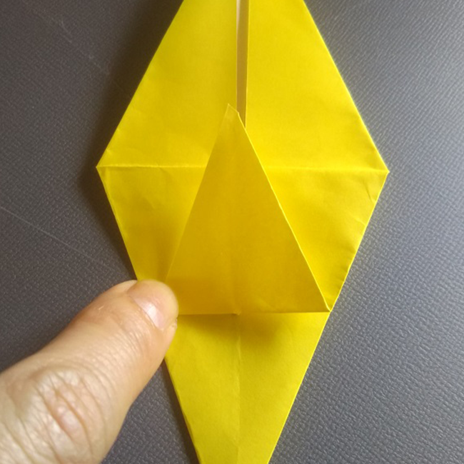 下になっている部分を、図の位置(三角形の頂点)に合わせ 上に折ります。