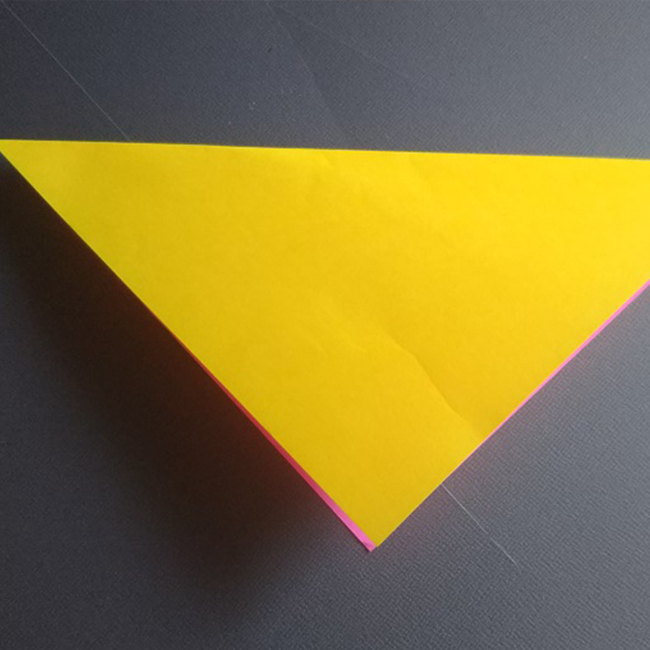 半分に折り、三角形を作ります。