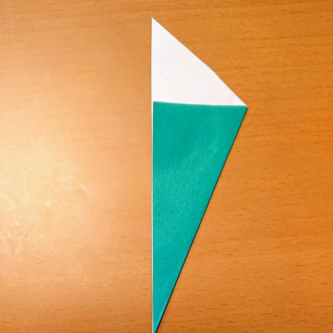 三角の長い辺に合わせて折ります。